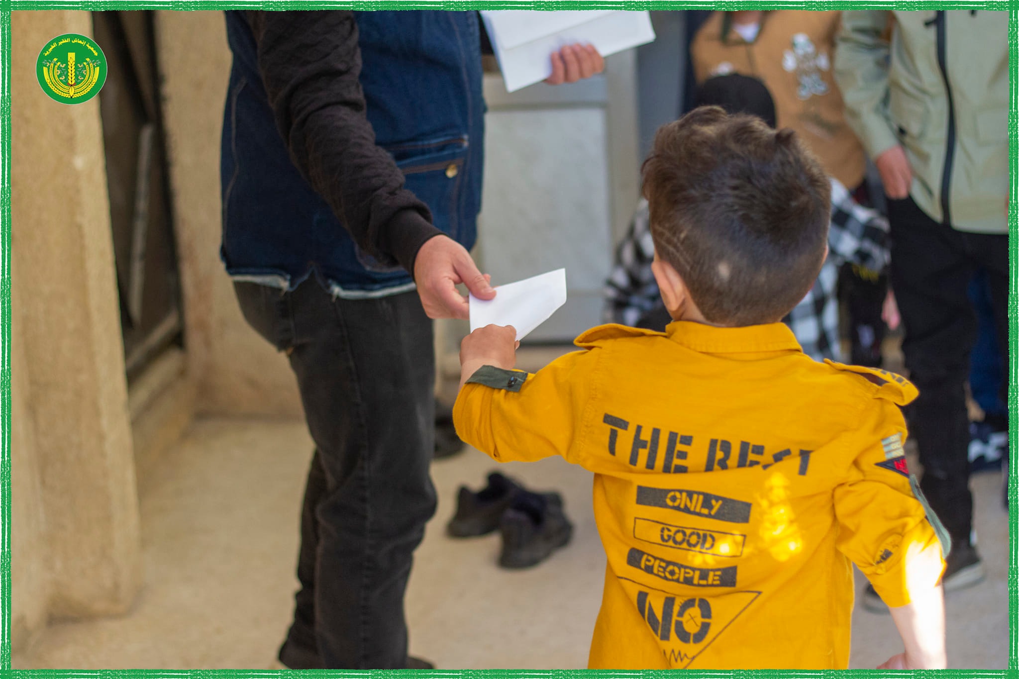 توزيع عيديات للأطفال بعد صلاة العيد 😍